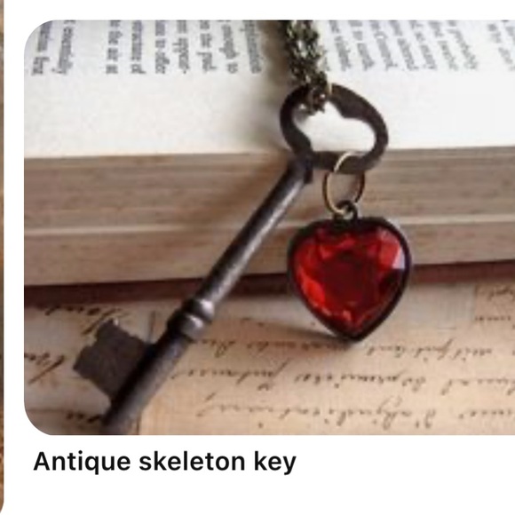🗝️Antique Vintage Skeleton Key Pendant - Picture 7 of 10